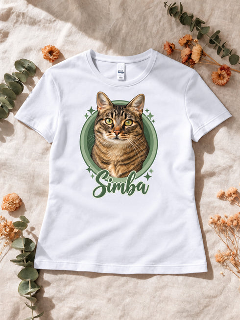 T-shirt femme blanc personnalisé avec le portrait Cercle illustré détouré de Simba, présenté à plat.