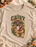 Gros plan du portrait Campus de Caisy imprimé sur un t-shirt homme Desert Dust.