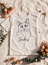 T-shirt homme écru personnalisé avec le portrait Line art détouré de Snikers, présenté à plat.
