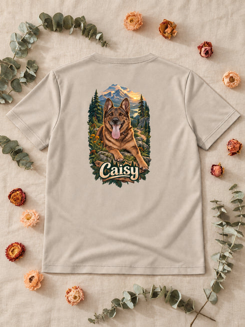 Dos d'un t-shirt homme sable personnalisé avec le portrait Aventure en forêt de Caisy.