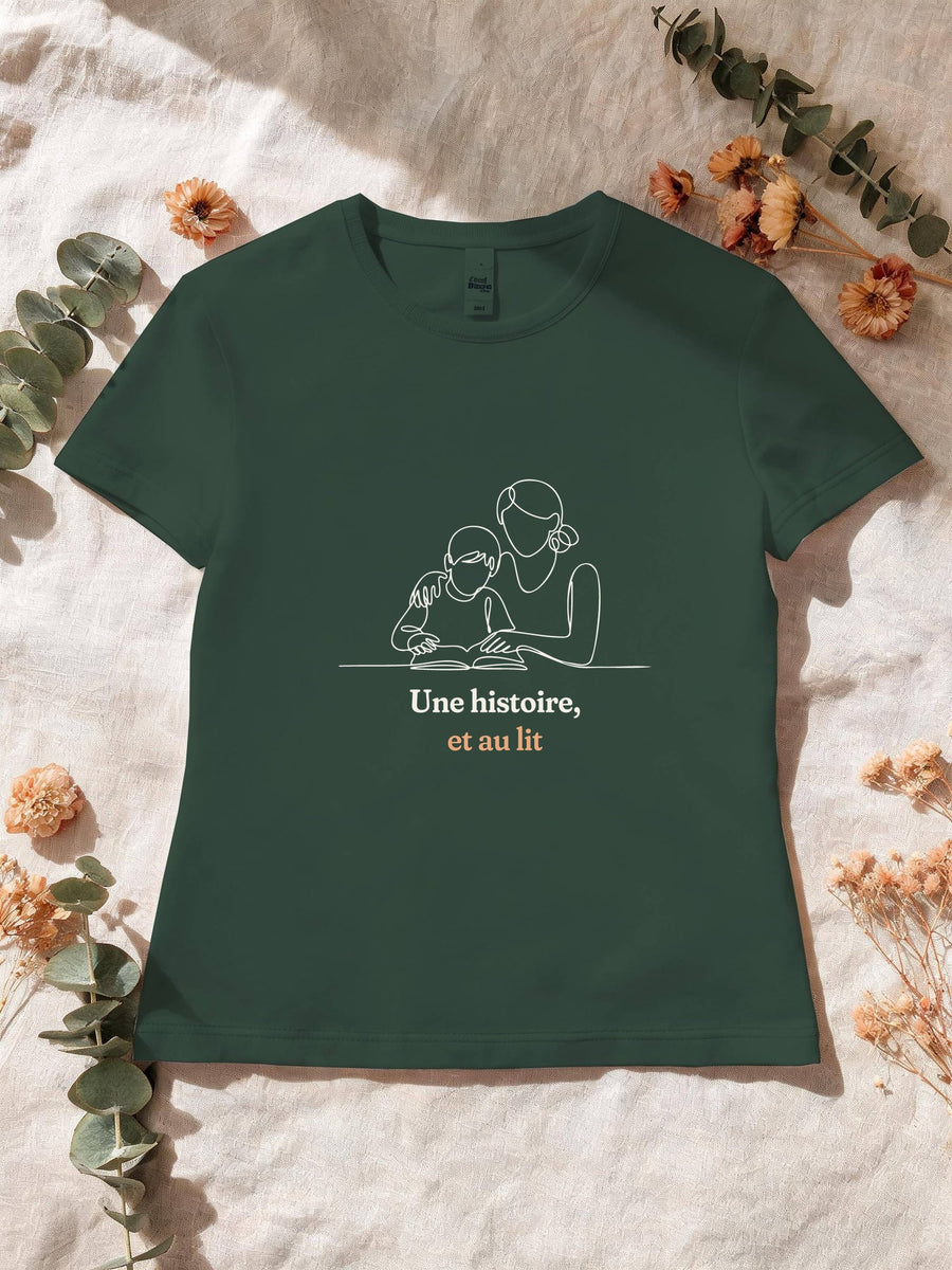 Visuel d’illustration – T-shirt femme vert forêt avec le motif une maman qui lit une histoire à son enfant, dessinée d’un seul trait continu et « Une histoire, et au lit »