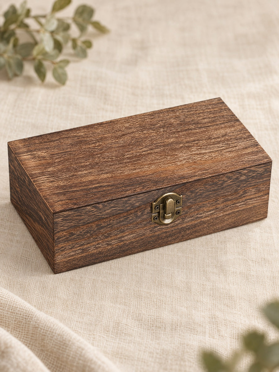 Visuel d’illustration – boîte rectangulaire en bois clair vierge, fermée, sur un lin crème