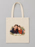 Visuel d’illustration – tote bag en coton naturel écru, à plat, vue de face, avec un portrait de couple fictif en style Portrait signature, prénoms « Camille & Hugo »