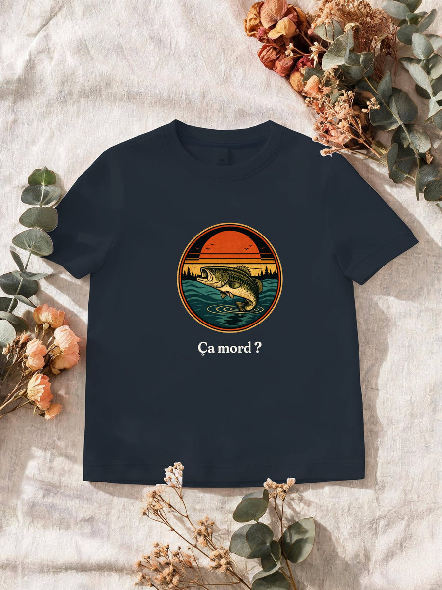 Visuel d’illustration – T-shirt homme navy avec le motif un poisson qui saute hors de l’eau devant un soleil couchant et des sapins, dans un médaillon rond et « Ça mord ? »