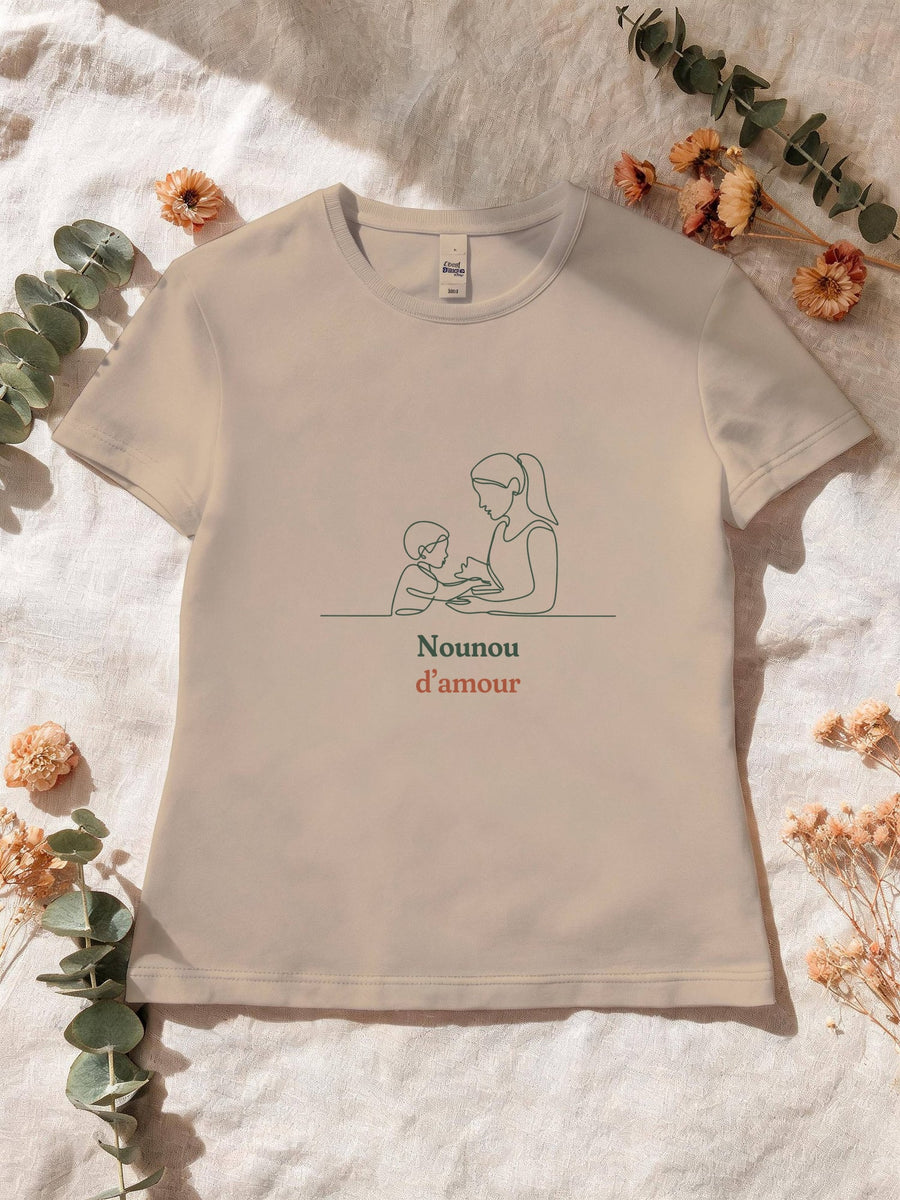 Visuel d’illustration – T-shirt femme sable avec le motif une femme qui joue avec un jeune enfant, dessinée d’un seul trait continu et « Nounou d’amour »
