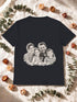 Dos d’un t-shirt noir avec un portrait de famille au crayon