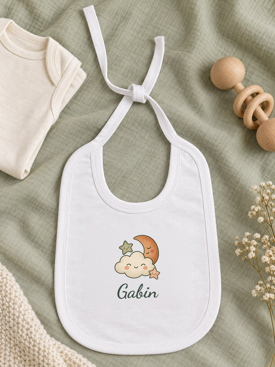 Visuel d’illustration – bavoir posé sur un drap vert sauge, avec « Gabin » (exemple de prénom)