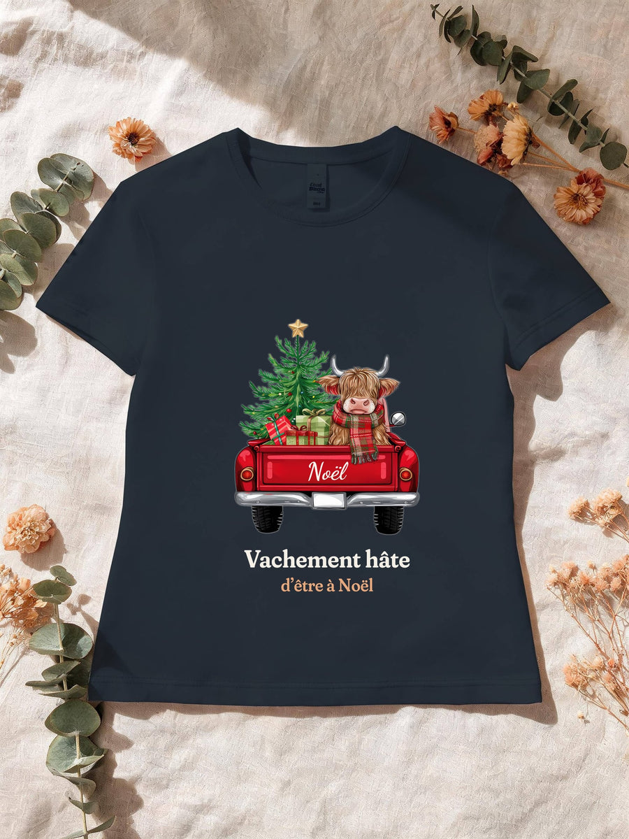 Visuel d’illustration – T-shirt femme navy avec le motif une vache highland dans une camionnette de Noël et « Vachement hâte » et « d’être à Noël »