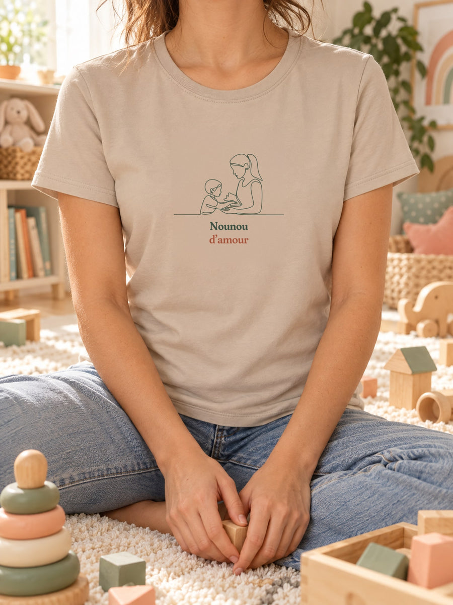 Visuel d’illustration – t-shirt dans une mise en situation, avec le motif une femme qui joue avec un jeune enfant, dessinée d’un seul trait continu et « Nounou d’amour »