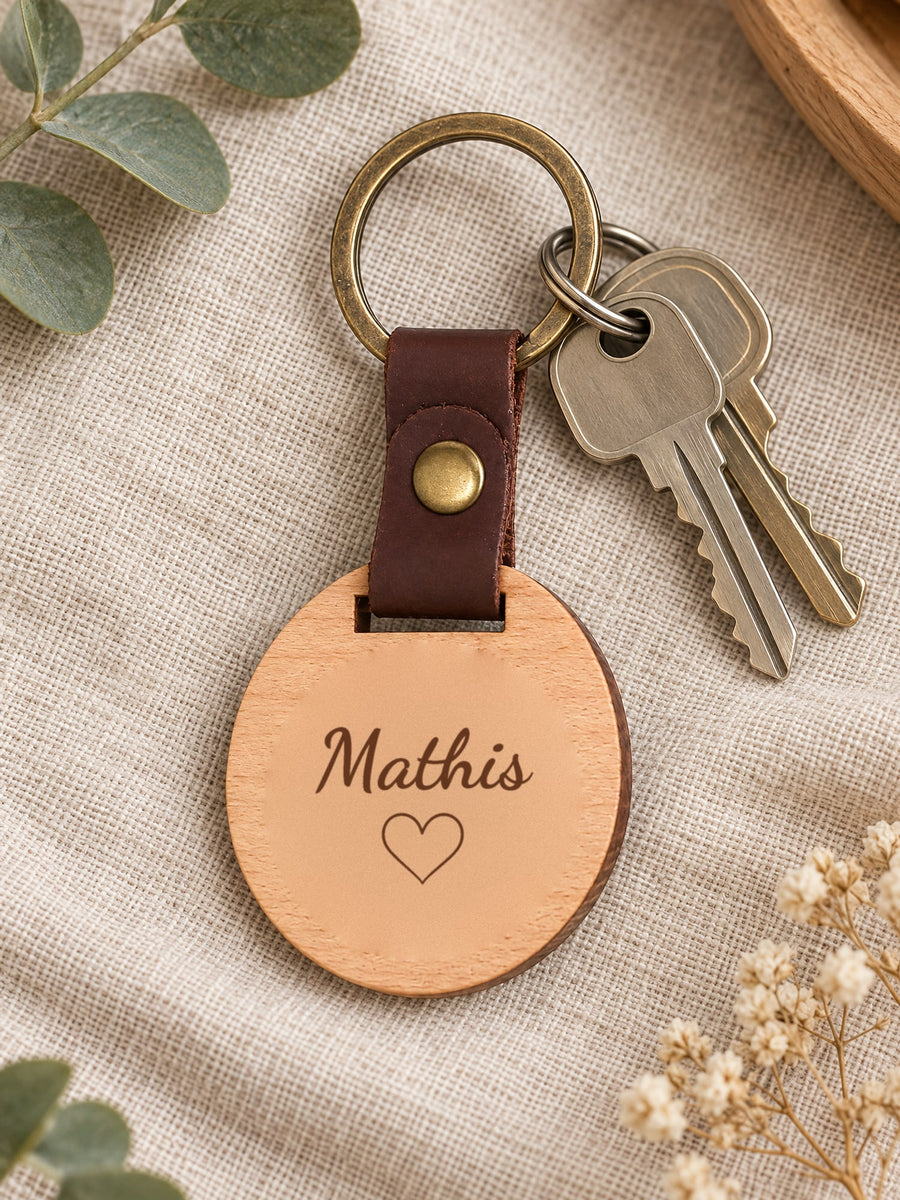 Visuel d’illustration – porte-clés en bois posé sur un lin avec des clés, gravé « Mathis » (exemple de prénom)