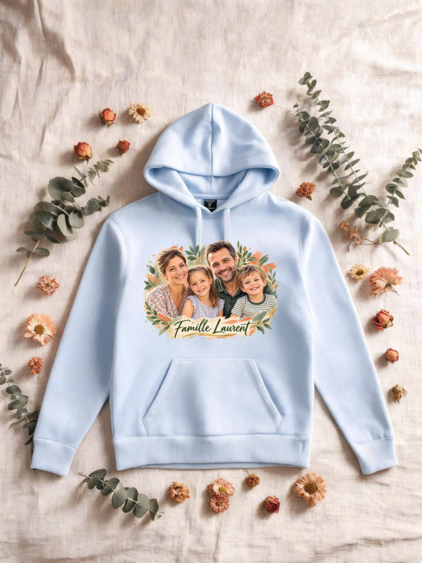 Sweat à capuche blanc avec un portrait de famille en style Portrait signature, texte « Famille Laurent »