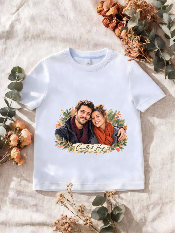 T-shirt blanc avec un portrait de couple en style Portrait signature, prénoms « Camille & Hugo »