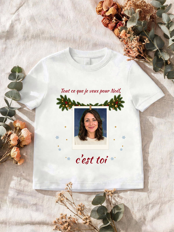 Visuel d’illustration – le t-shirt blanc imprimé avec une femme fictive en instantané, centré sous une guirlande, la phrase au-dessus et en dessous
