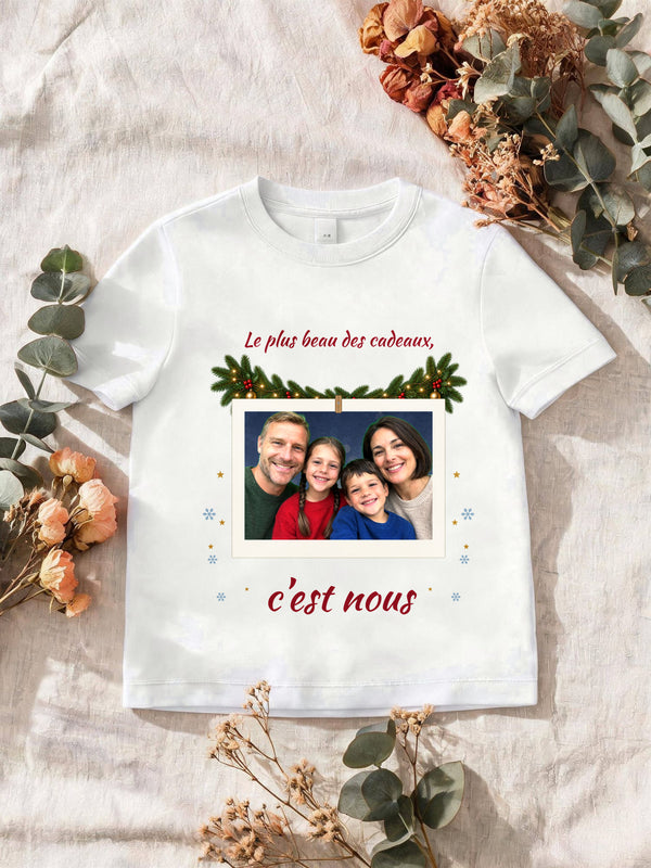 Visuel d’illustration – le t-shirt blanc imprimé avec une famille fictive de quatre en instantané, centré sous une guirlande, la phrase au-dessus et en dessous