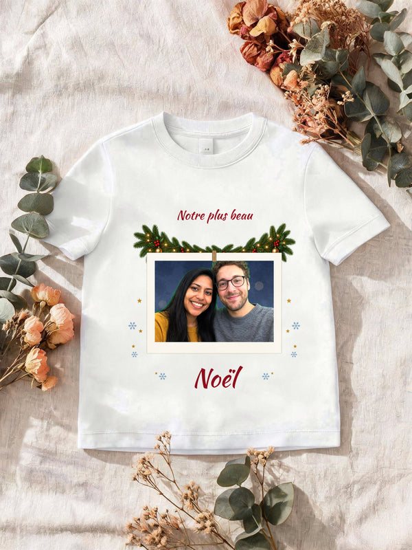 Visuel d’illustration – le t-shirt blanc imprimé avec un couple fictif en instantané, centré sous une guirlande, la phrase au-dessus et en dessous