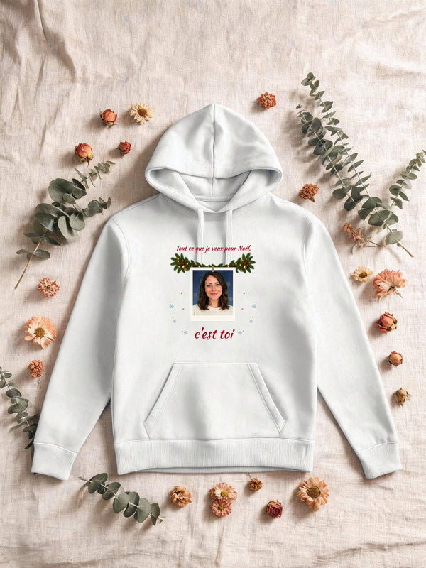 Visuel d’illustration – le sweat à capuche blanc imprimé avec une femme fictive en instantané, centré sous une guirlande, la phrase au-dessus et en dessous