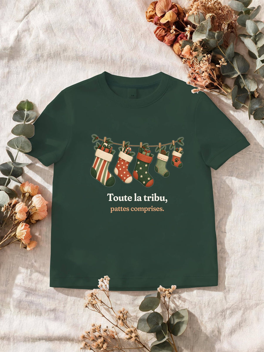 Visuel d’illustration – T-shirt homme vert forêt avec le motif de Noël : une guirlande de chaussettes de Noël, dont une petite avec une empreinte de patte, et la phrase « Toute la tribu, pattes comprises. »