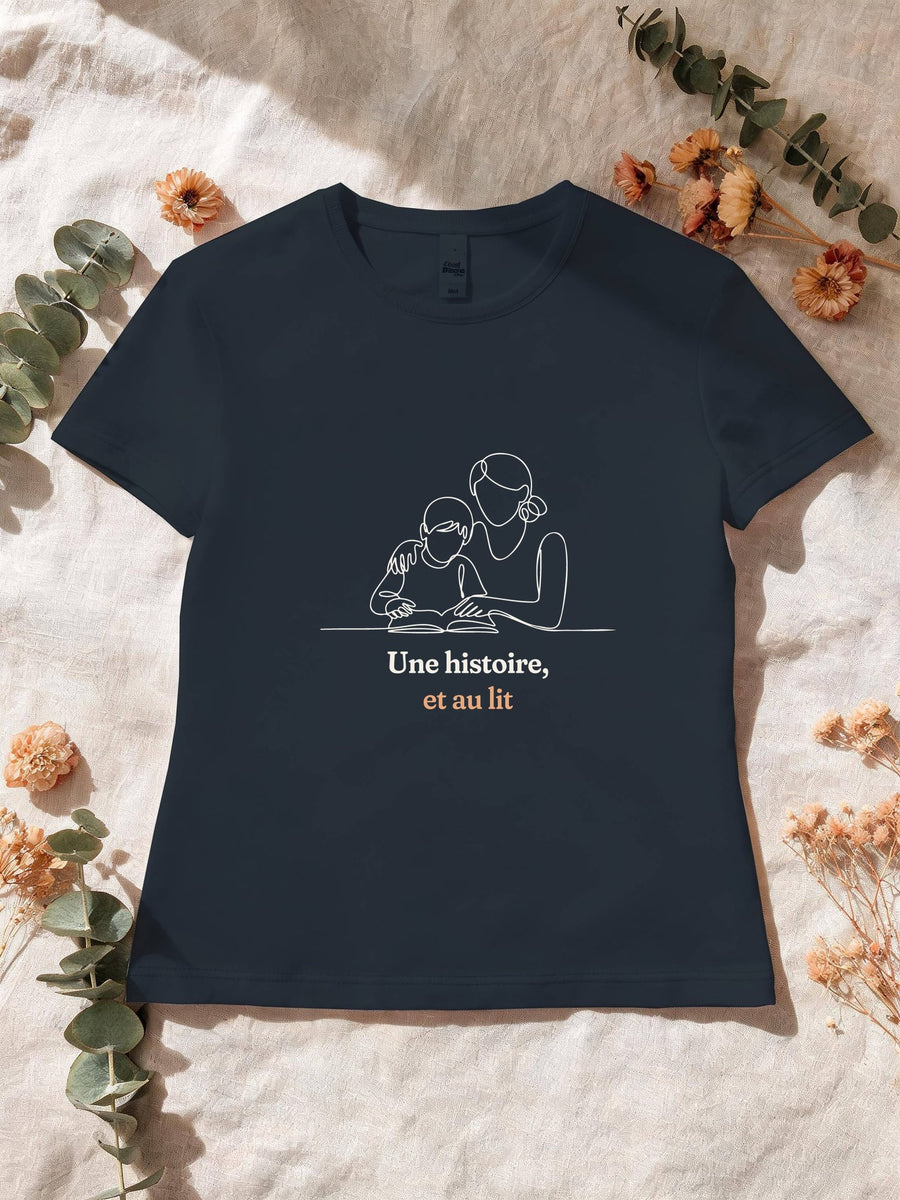 Visuel d’illustration – T-shirt femme navy avec le motif une maman qui lit une histoire à son enfant, dessinée d’un seul trait continu et « Une histoire, et au lit »