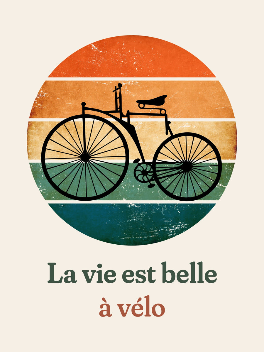 Visuel d’illustration – gros plan du motif : un vélo ancien à grande roue, en silhouette devant un soleil couchant à bandes rétro et « La vie est belle à vélo »