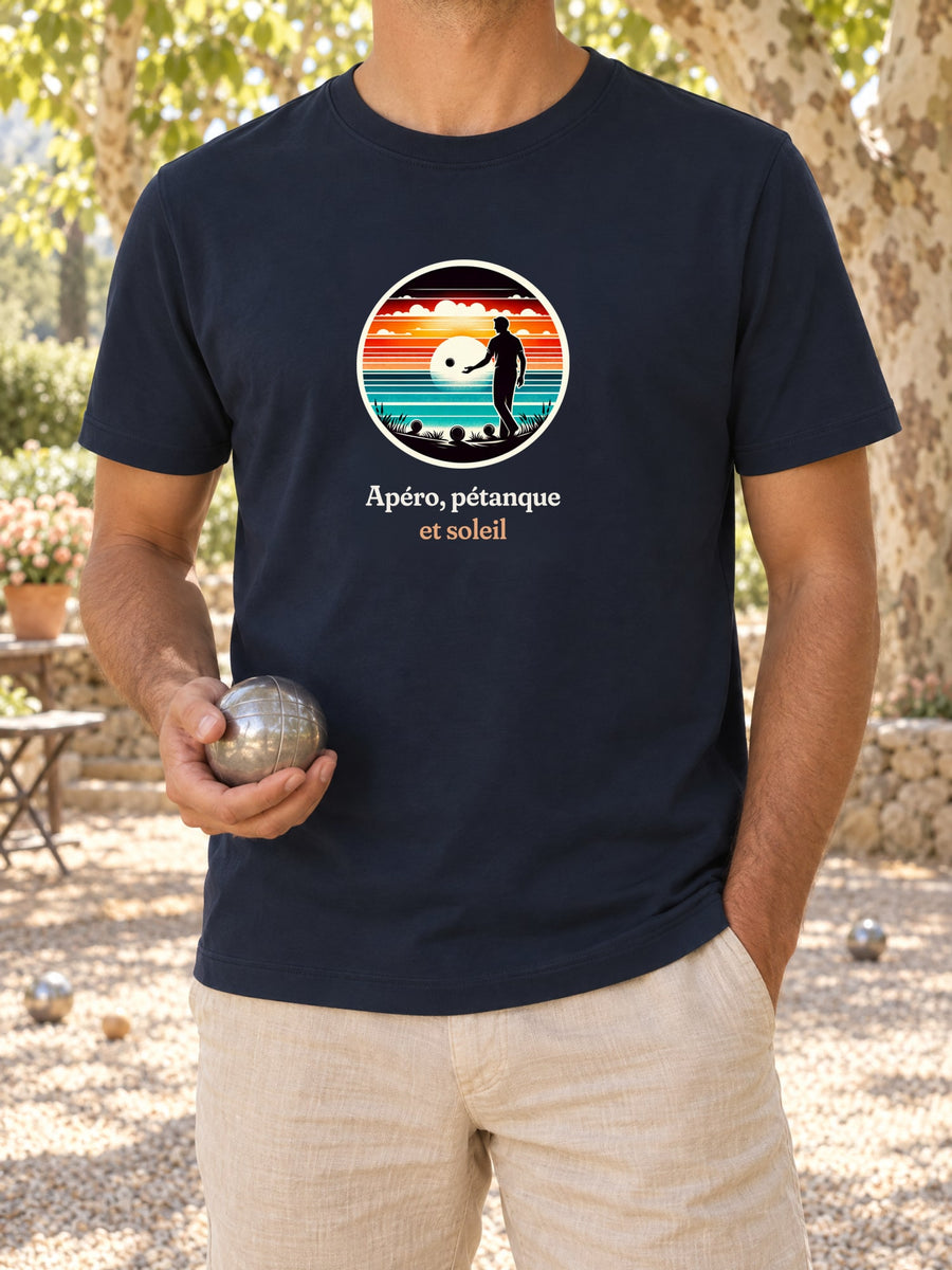 Visuel d’illustration – t-shirt dans une mise en situation, avec le motif un joueur de pétanque, boules au sol, en silhouette devant un coucher de soleil sur la mer, dans un médaillon rond et « Apéro, pétanque et soleil »