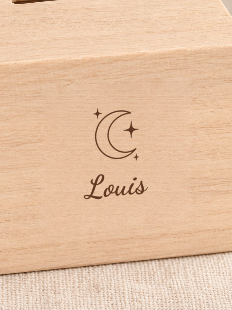 Visuel d’illustration – gros plan de la gravure dans le bois : lune, étoiles et « Louis »