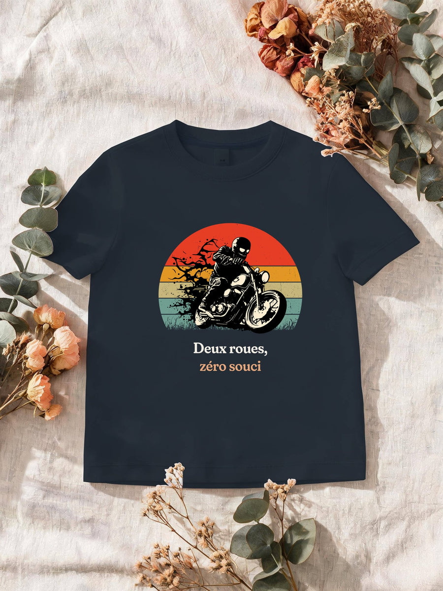 Visuel d’illustration – T-shirt homme navy avec le motif un motard casqué sur sa moto, en silhouette devant un soleil couchant à bandes rétro et « Deux roues, zéro souci »
