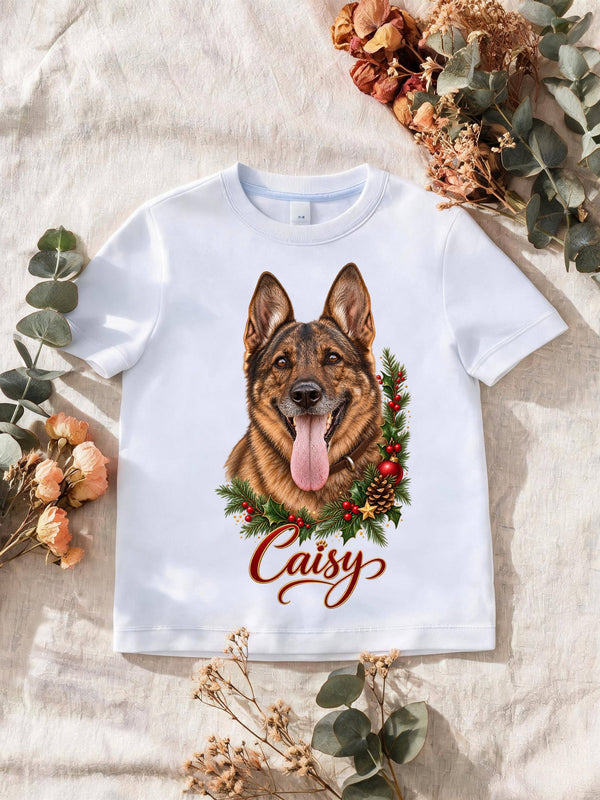 T-shirt blanc avec le portrait du berger allemand Caisy en style Couronne de Noël, prénom en lettres rouges