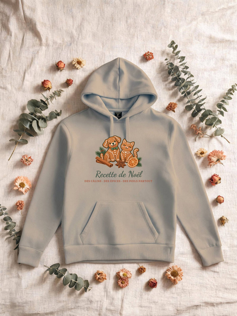 Visuel d’illustration – Sweat homme sable avec le motif de Noël : deux biscuits de pain d’épices en forme de chien et de chat et le texte « Recette de Noël : des câlins, des épices, des poils partout »