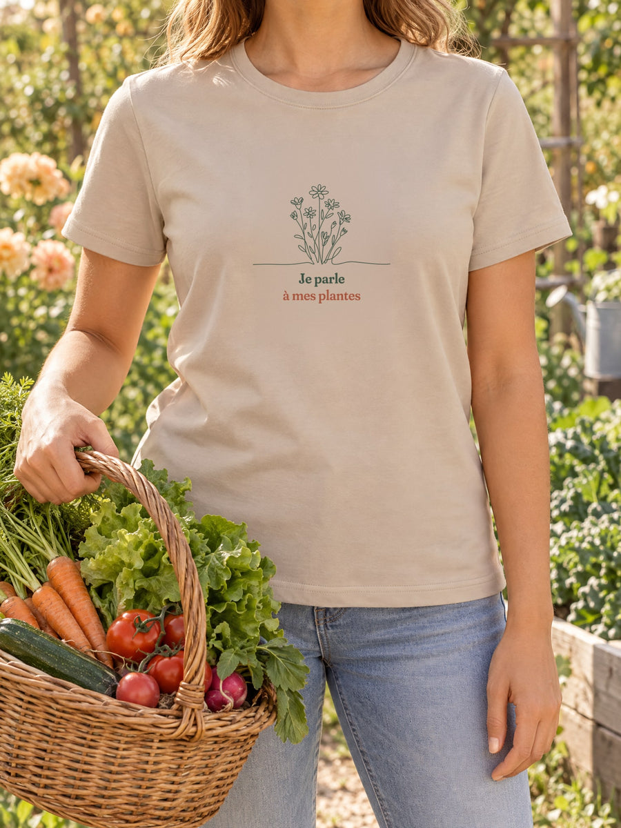 Visuel d’illustration – t-shirt dans une mise en situation, avec le motif un bouquet de fleurs des champs, dessiné d’un seul trait continu et « Je parle à mes plantes »