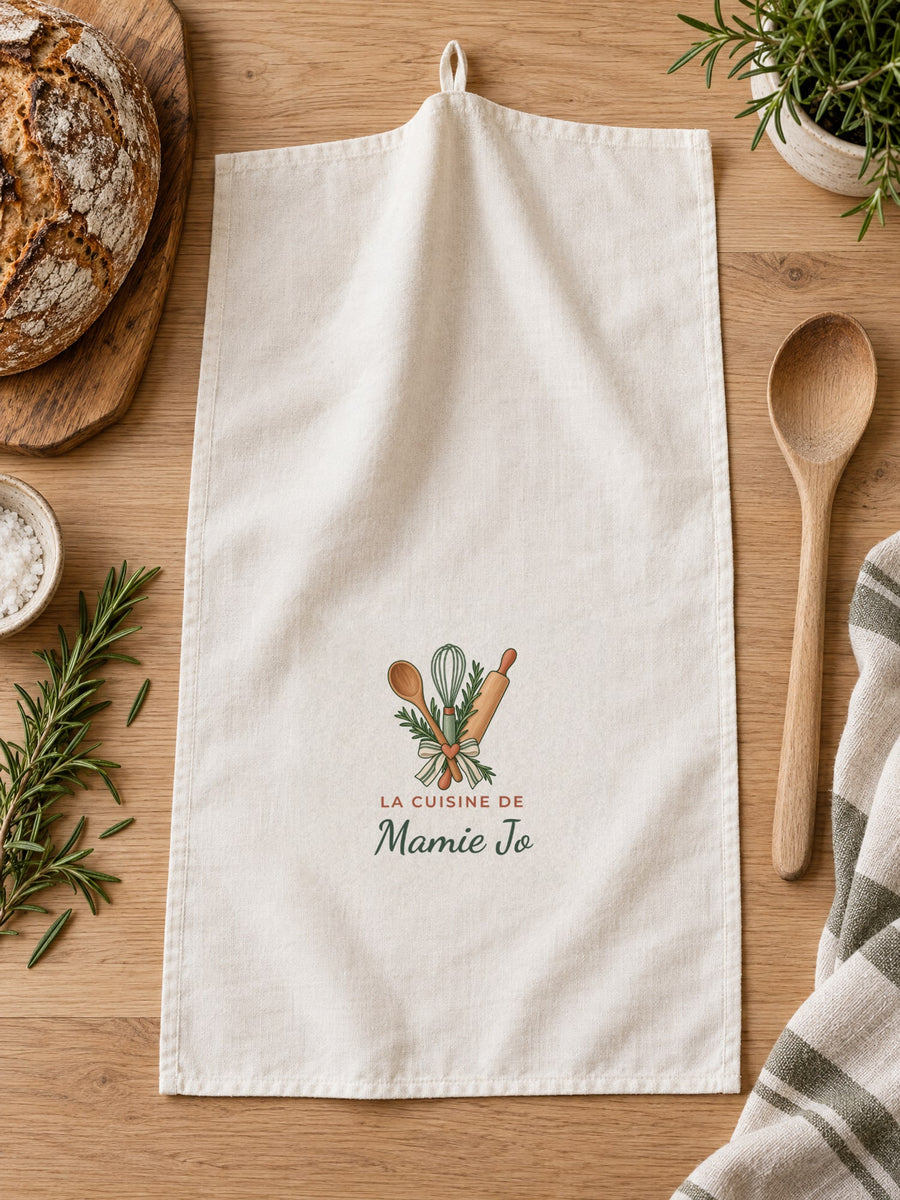 Visuel d’illustration – torchon posé sur un plan de travail avec du pain, avec « La cuisine de Mamie Jo » (exemple)