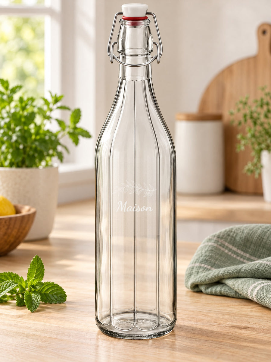 Visuel d’illustration – bouteille gravée « Maison » (exemple) sur un plan de travail en bois clair