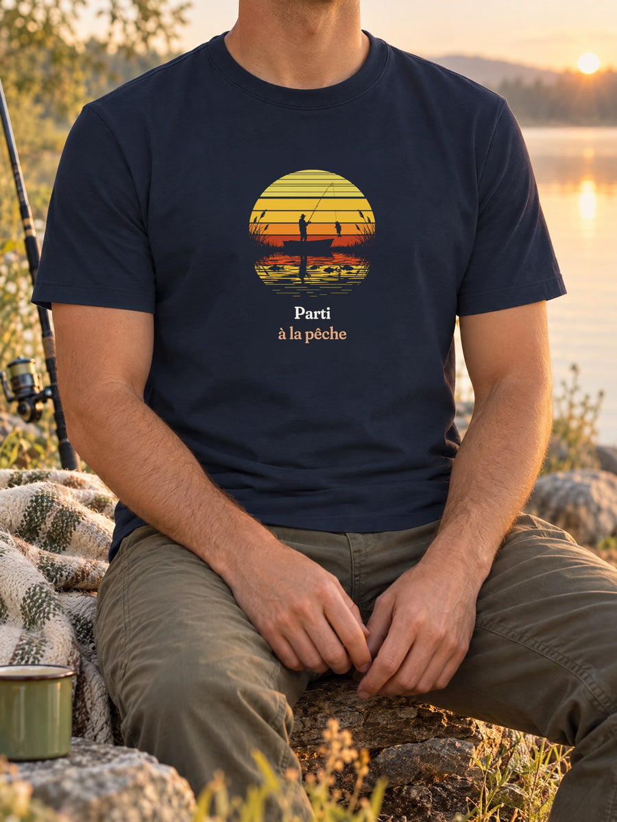 Visuel d’illustration – t-shirt dans une mise en situation, avec le motif un pêcheur sur sa barque devant un soleil couchant à bandes rétro qui se reflète dans l’eau et « Parti à la pêche »