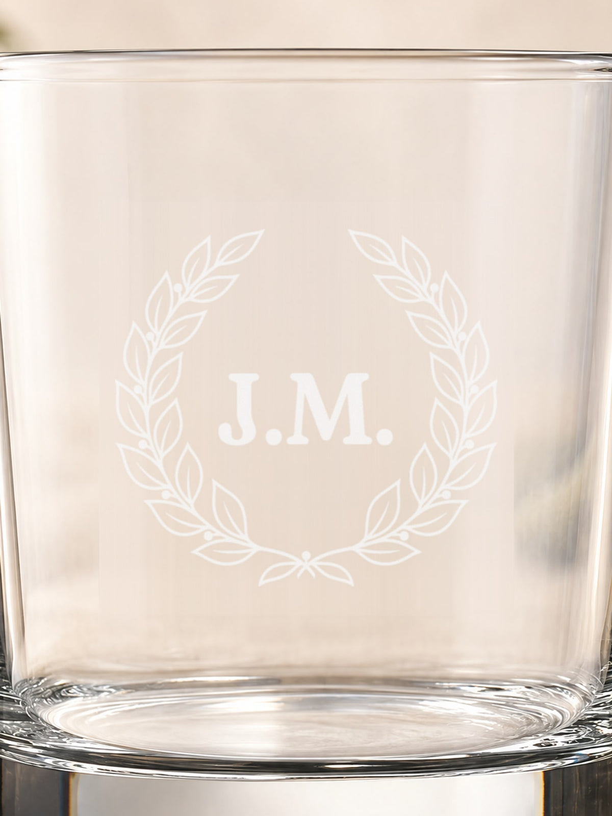 Visuel d’illustration – verre à whisky gravé du prénom Paul, avec des glaçons, sur une table en pierre