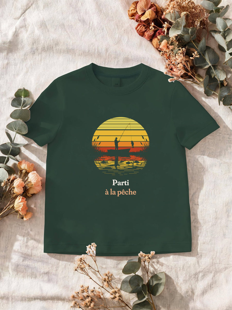 Visuel d’illustration – T-shirt homme vert forêt avec le motif un pêcheur sur sa barque devant un soleil couchant à bandes rétro qui se reflète dans l’eau et « Parti à la pêche »