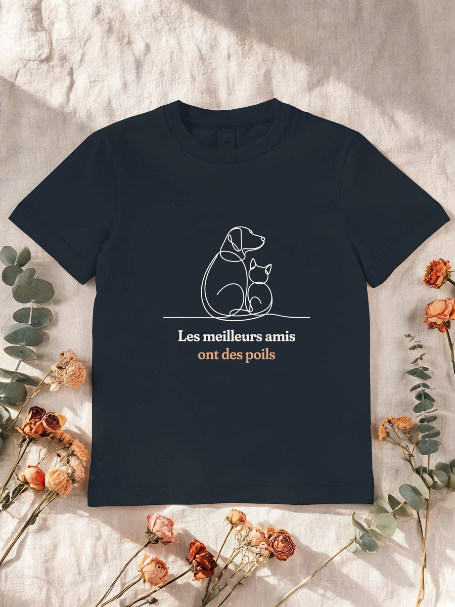 Visuel d’illustration – T-shirt enfant navy avec le motif un chien et un chat assis l’un contre l’autre, de dos, dessinés d’un seul trait continu et « Les meilleurs amis ont des poils »