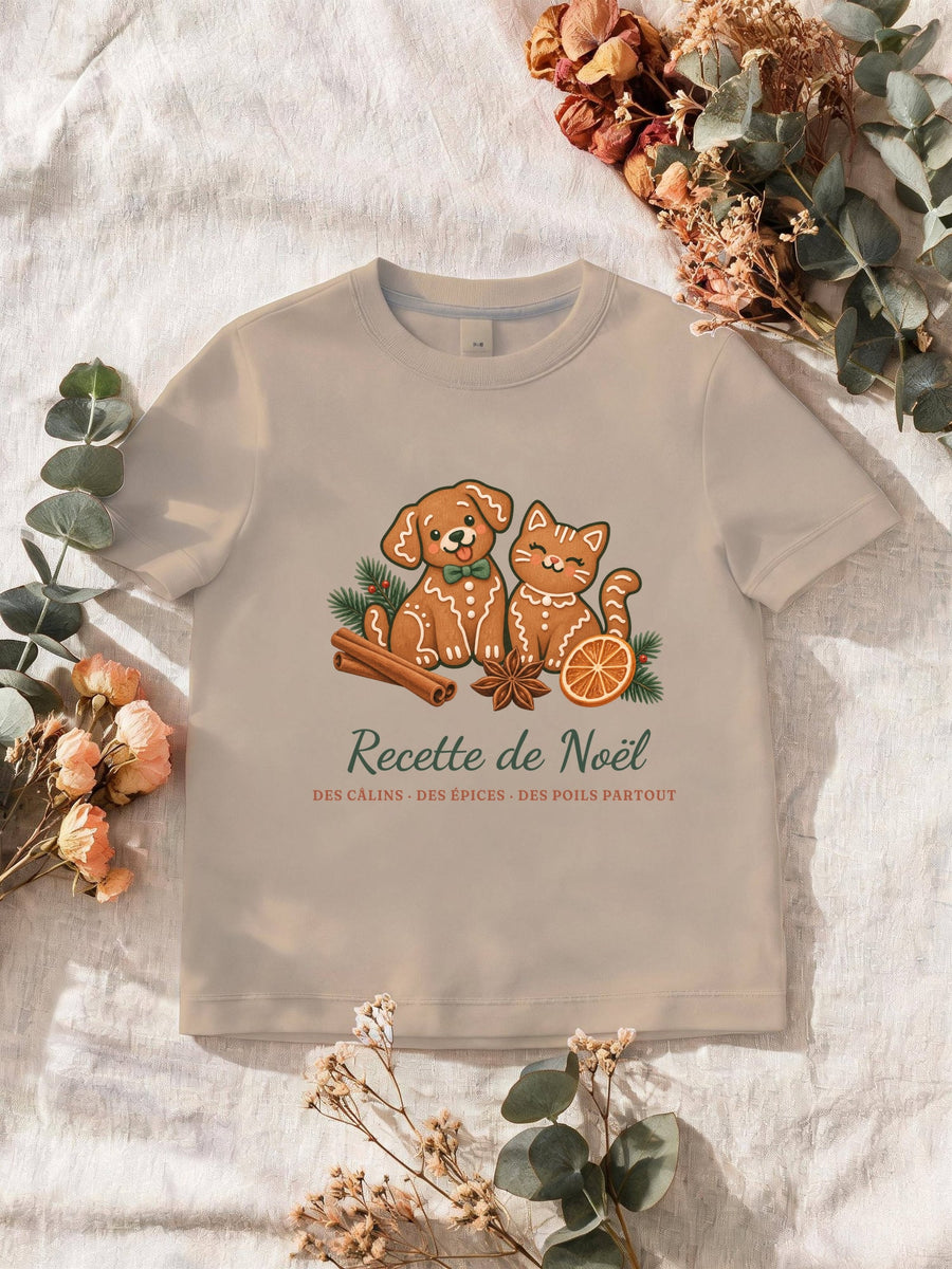 Visuel d’illustration – T-shirt homme sable avec le motif de Noël : deux biscuits de pain d’épices en forme de chien et de chat et le texte « Recette de Noël : des câlins, des épices, des poils partout »