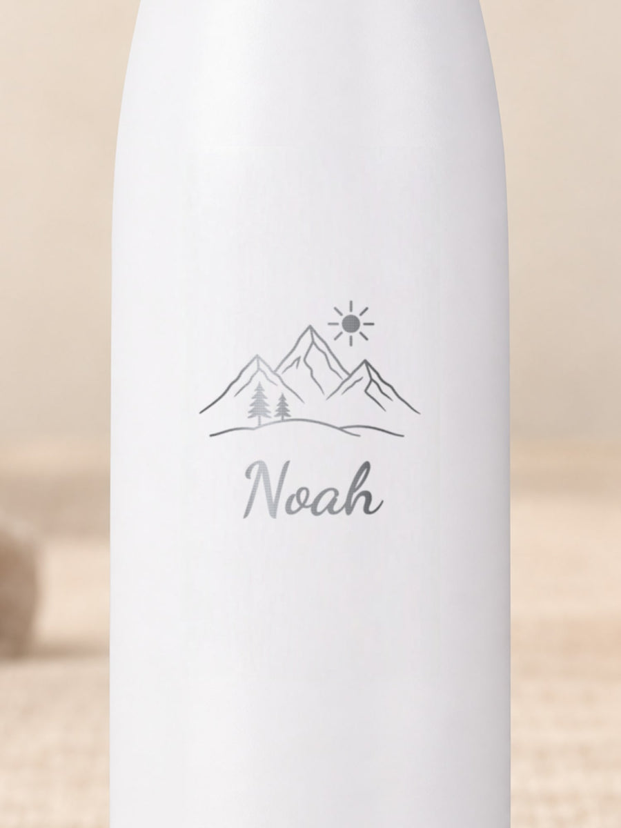 Visuel d’illustration – gros plan de la gravure : montagnes et « Noah » sur la gourde blanche
