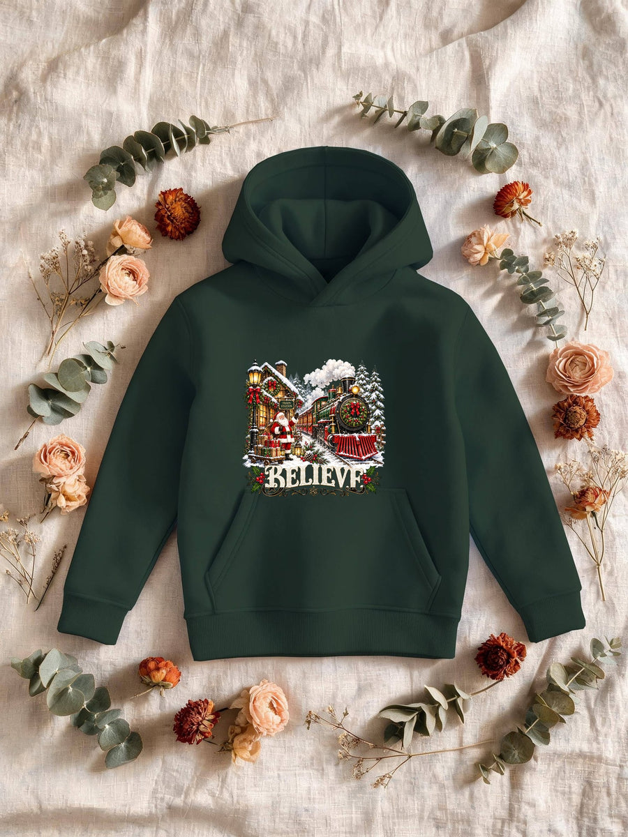 Visuel d’illustration – Sweat enfant vert forêt avec le Père Noël et le train à vapeur devant la gare enneigée, « Believe »