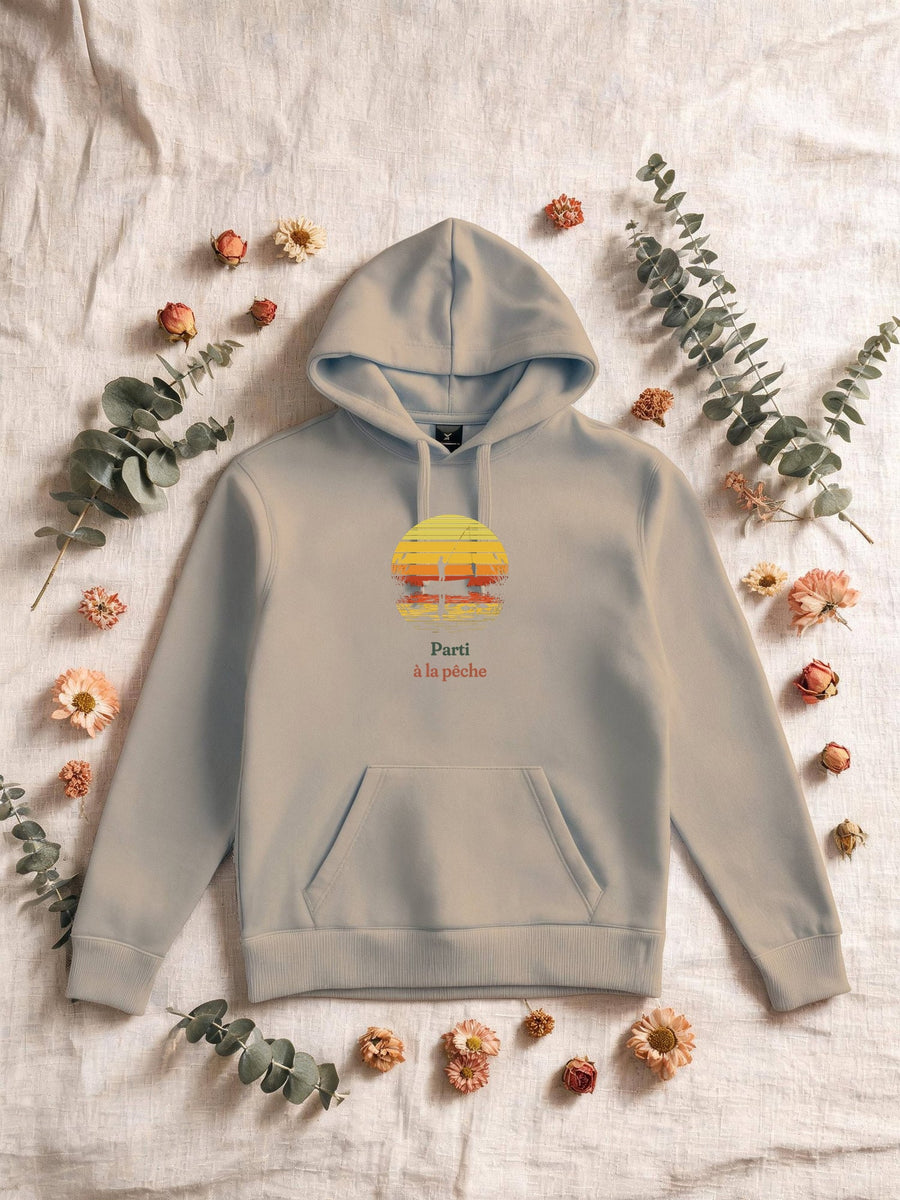 Visuel d’illustration – Sweat homme sable avec le motif un pêcheur sur sa barque devant un soleil couchant à bandes rétro qui se reflète dans l’eau et « Parti à la pêche »