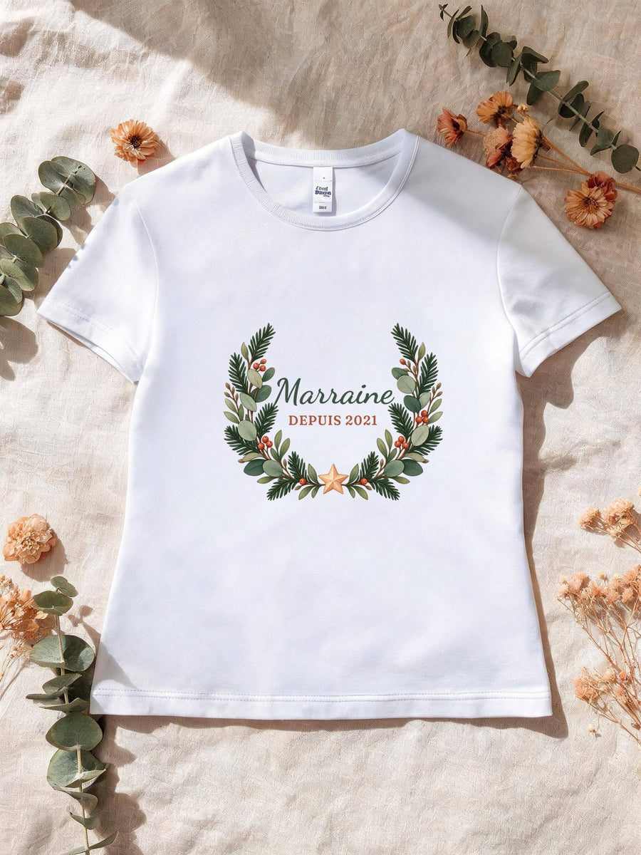 Visuel d’illustration – T-shirt femme blanc avec le motif une couronne de sapin et « Marraine depuis 2021 » (exemple d’année)