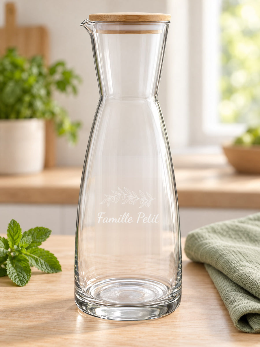 Visuel d’illustration – carafe sur un plan de travail en bois clair, gravée « Famille Petit » (exemple)