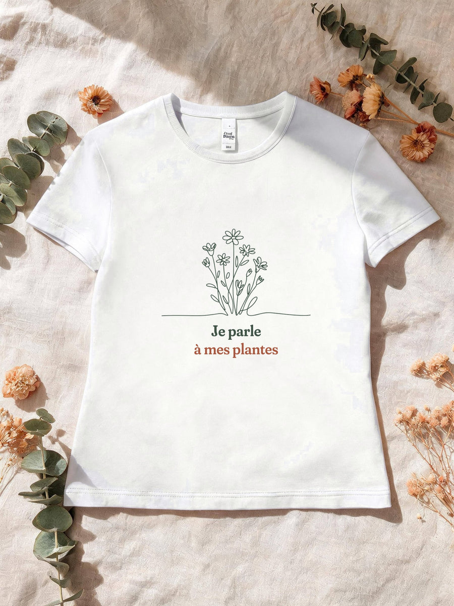 Visuel d’illustration – T-shirt femme blanc avec le motif un bouquet de fleurs des champs, dessiné d’un seul trait continu et « Je parle à mes plantes »