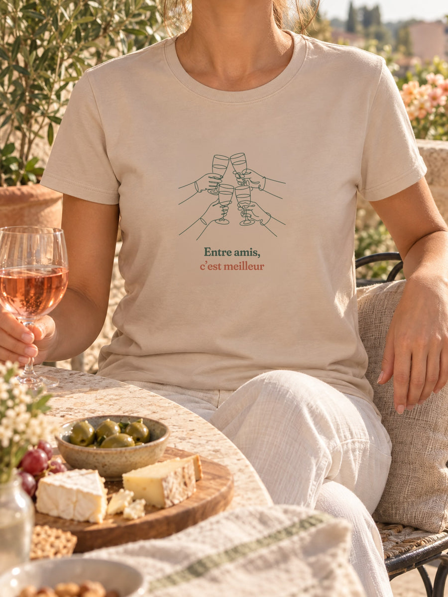 Visuel d’illustration – t-shirt dans une mise en situation, avec le motif quatre mains qui trinquent ensemble, dessinées d’un seul trait continu et « Entre amis, c’est meilleur »