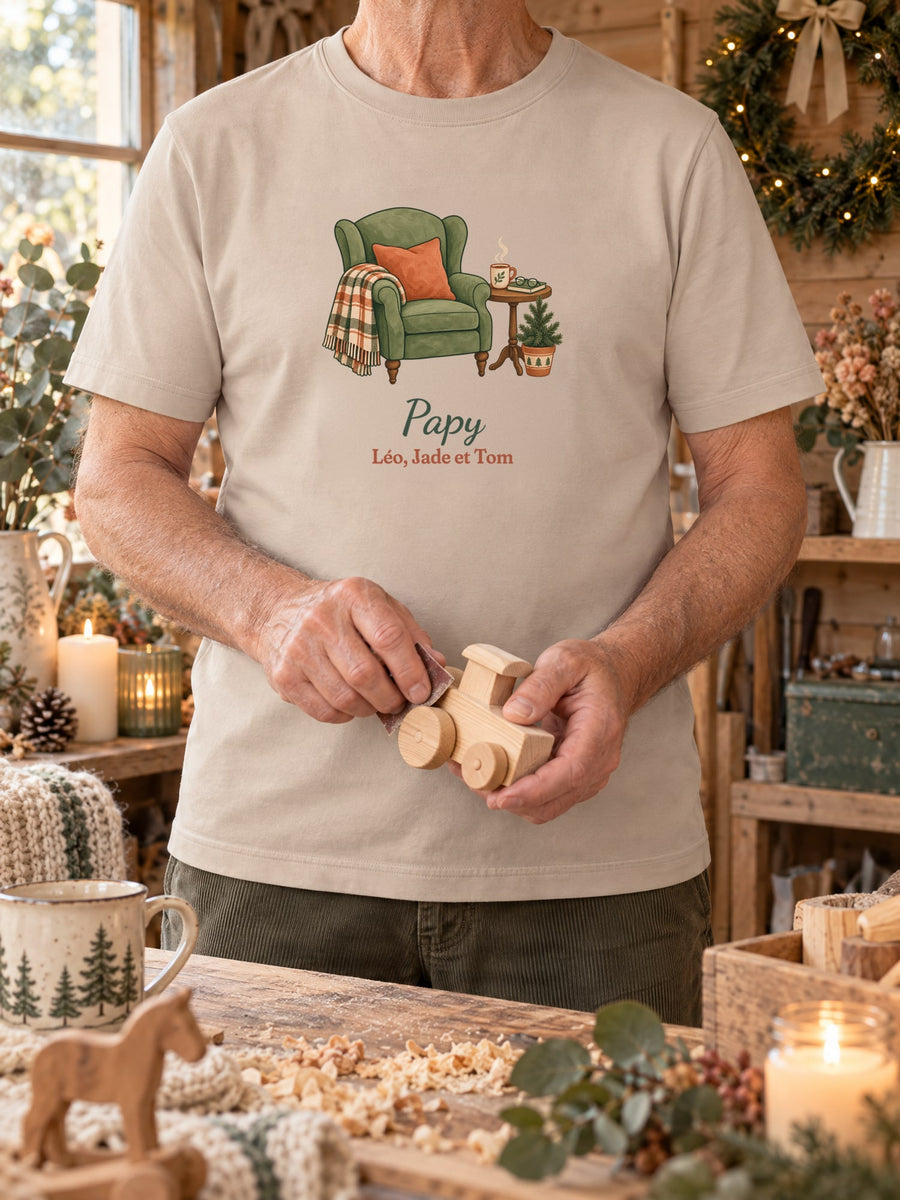 Visuel d’illustration – t-shirt sable dans une mise en situation, avec le motif un fauteuil douillet, « Papy » et « Léo, Jade et Tom » (exemple de prénoms)