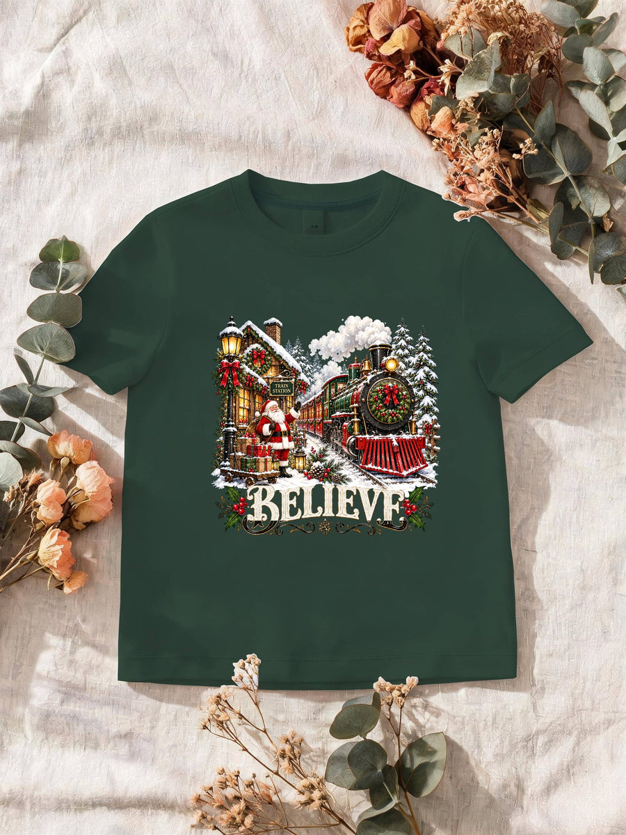 Visuel d’illustration – T-shirt homme vert forêt avec le Père Noël et le train à vapeur devant la gare enneigée, « Believe »