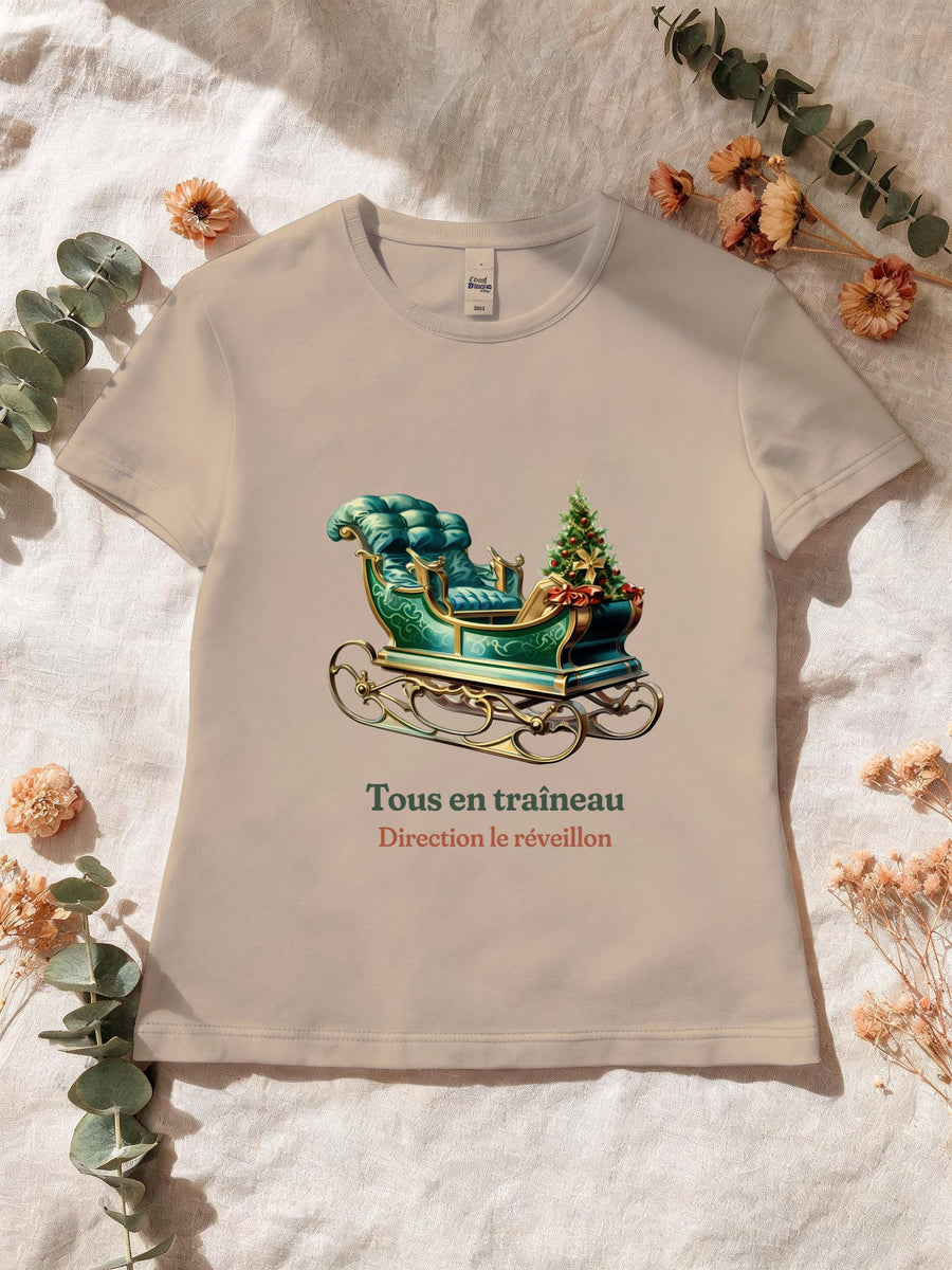 Visuel d’illustration – T-shirt femme sable avec le motif un traîneau vintage vert émeraude et « Tous en traîneau » et « Direction le réveillon »