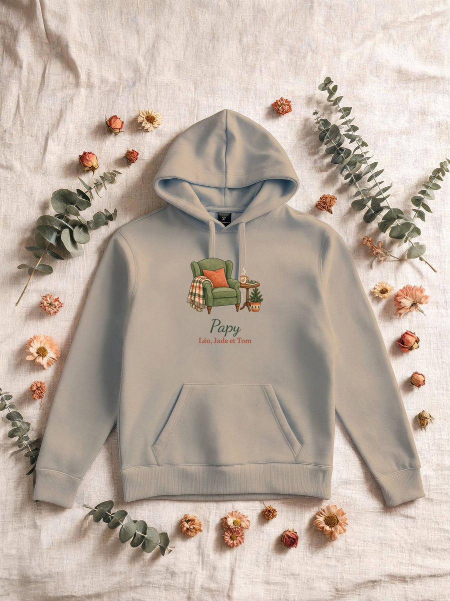 Visuel d’illustration – Sweat homme sable avec le motif un fauteuil douillet, « Papy » et « Léo, Jade et Tom » (exemple de prénoms)