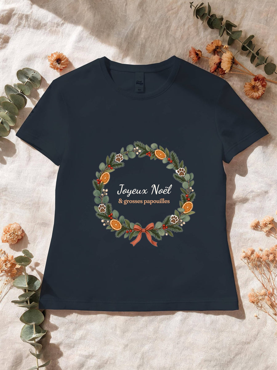 Visuel d’illustration – T-shirt femme navy avec le motif de Noël : une couronne de Noël avec des empreintes de pattes et le texte « Joyeux Noël & grosses papouilles »