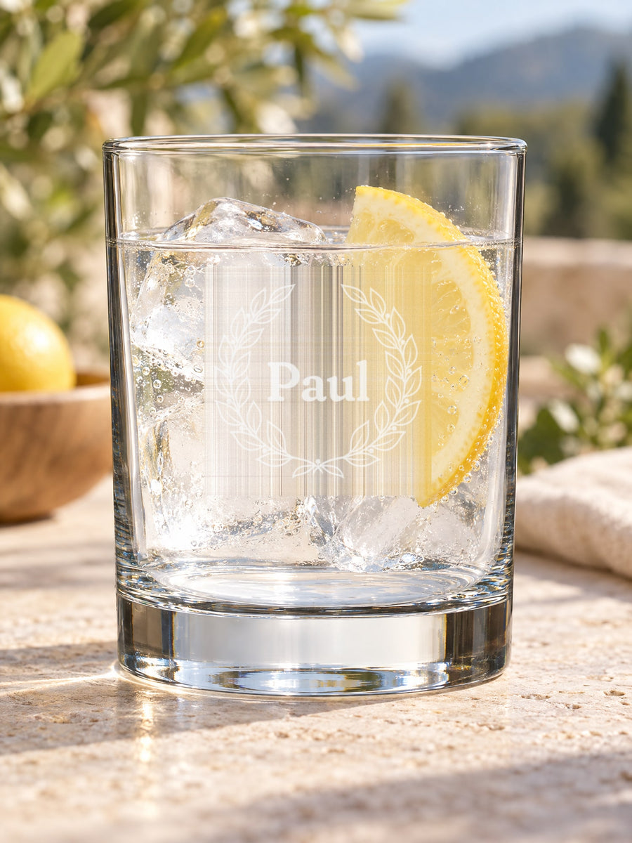 Visuel d’illustration – verre sur une table en pierre avec des glaçons, gravé « Paul » (exemple)