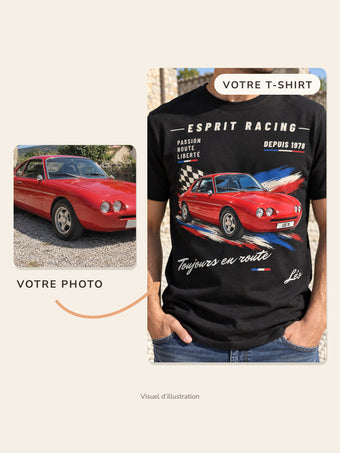 Visuel d'illustration : à gauche la photo d'une voiture rouge, à droite la même voiture dessinée sur le t-shirt noir porté (véhicule inventé)